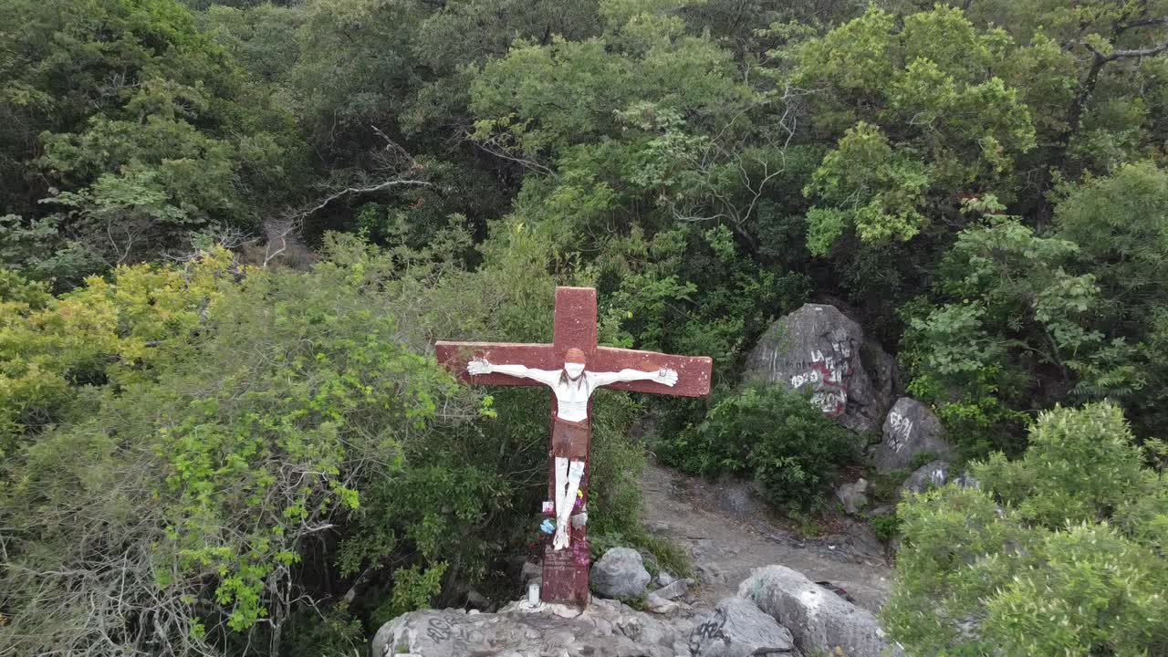 산 한가운데에서 포즈를 취하는 jesuschrist
