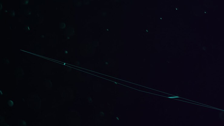 Triangoli geometrici astratti con glitter luminosi fluttuanti nella galassia
