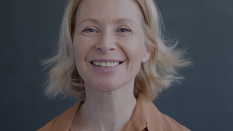 retrato de una mujer mayor sonriente