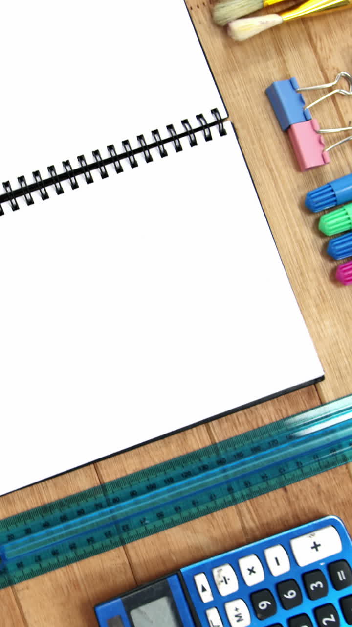 primer plano de un diario abierto con varios artículos de papelería