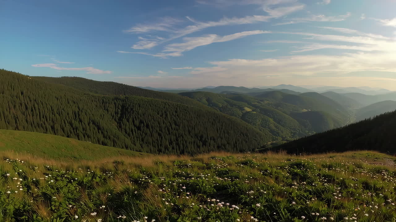 산 계곡의 해가 지는 모습