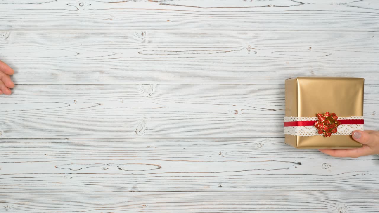 el hombre da un regalo de navidad a la mujer. deja de dar regalos de navidad.