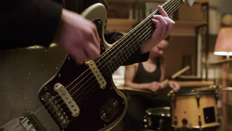 Unerkennbarer-Musiker-In-Einem-Studio