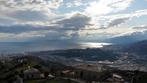 蓋諾亞 (genoa) - 蓋諾阿堡 (genoese fort) 的全景景觀