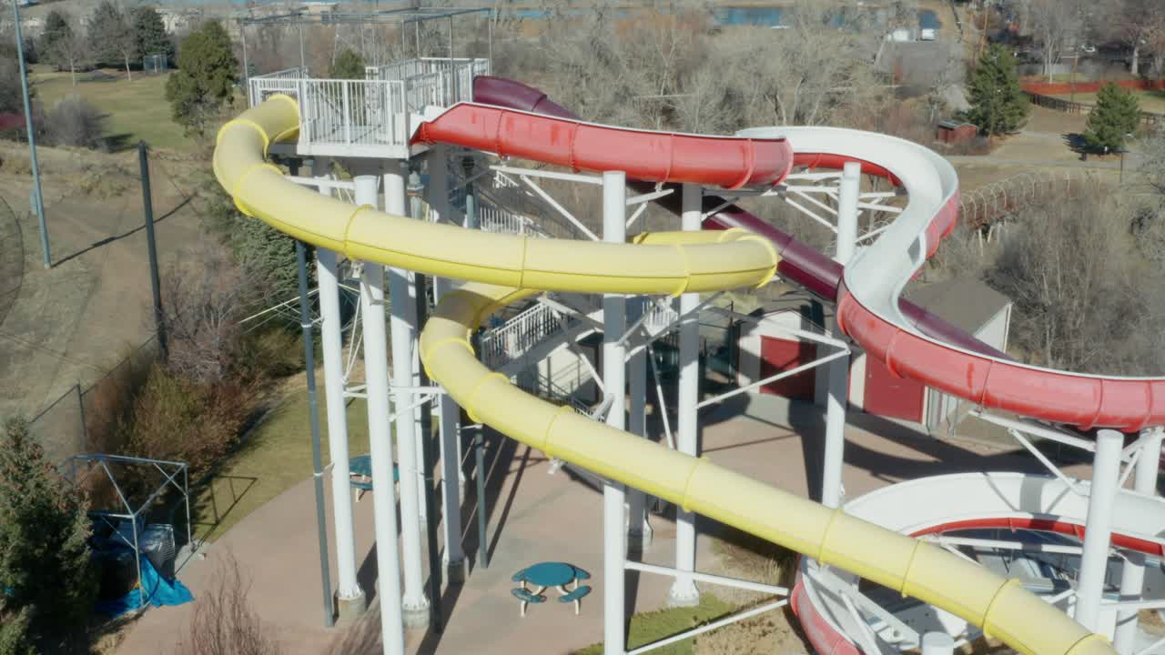 vistas aéreas de un parque acuático que está cerrado durante la temporada de invierno en colorado