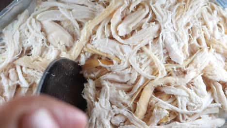 pollo triturado en un cuenco