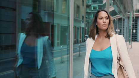 Hermosa-Mujer-De-Negocios-De-Raza-Mixta-Caminando-Por-La-Ciudad