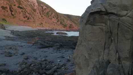 Una-Salvaje-Playa-Rocosa-Del-Sur-De-Australia-Continental