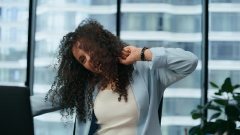 Mujer-De-Negocios-Celebrando-La-Victoria-En-Línea-Bailando-Divertido-En-El-Escritorio-De-La-Oficina-De-Cerca.