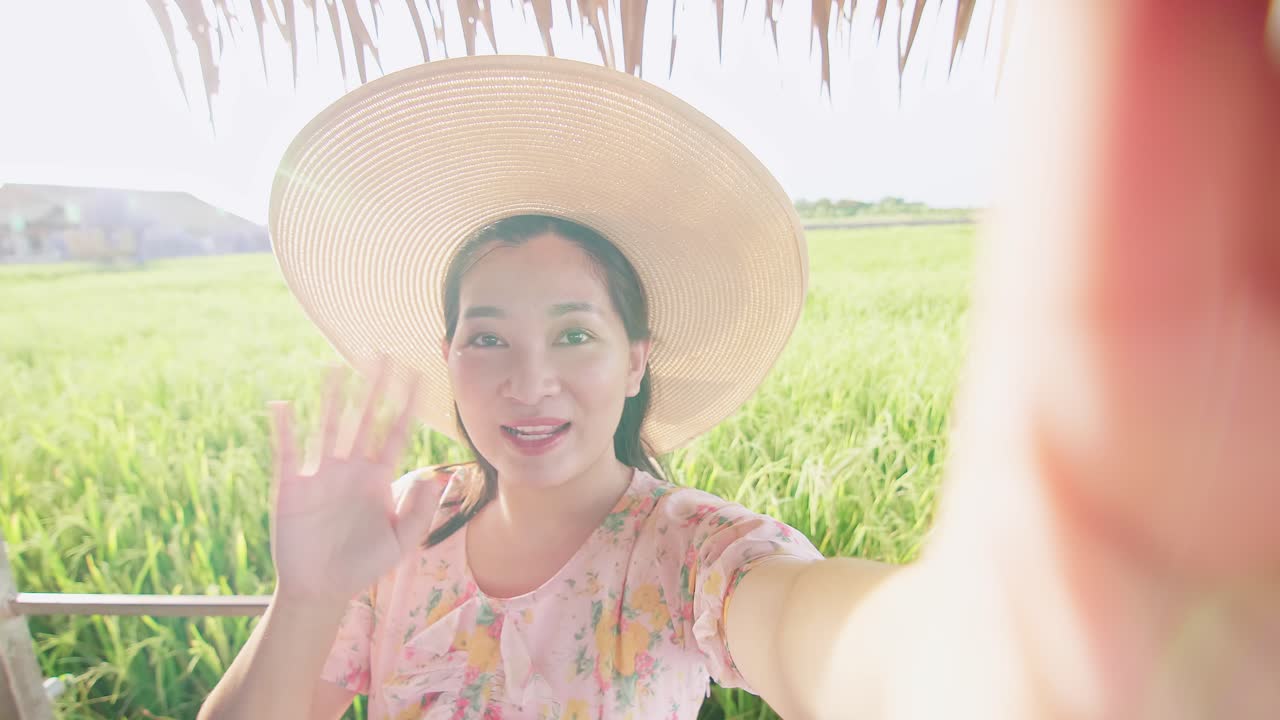 큰 쌀 생산 분야를 보여주는 화상 통화를 하는 사랑스러운 여자