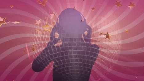 animación de una mujer con auriculares bailando sobre una bola de espejo y estrellas doradas en rayas rosadas