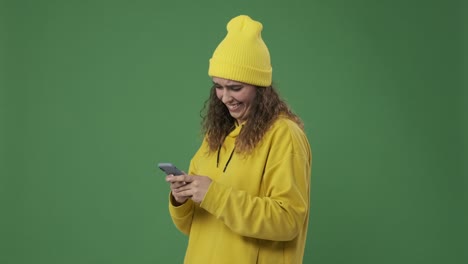 mujer enviando mensajes de texto usando teléfono móvil