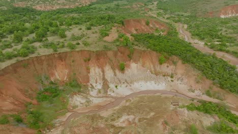 Toma-Aérea-De-Un-Dron-Del-Suelo-Del-Volcán-Rojo-Y-El-área-De-Tsingy-Rouge-En-Madagascar---Clip-Largo