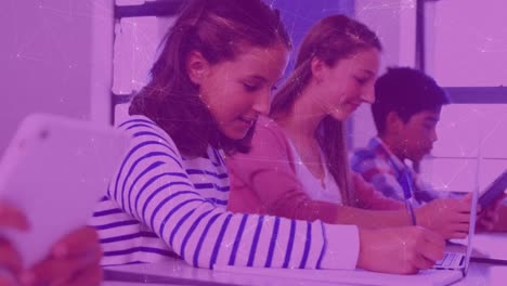 animación del procesamiento de datos en diversos estudiantes que utilizan portátiles