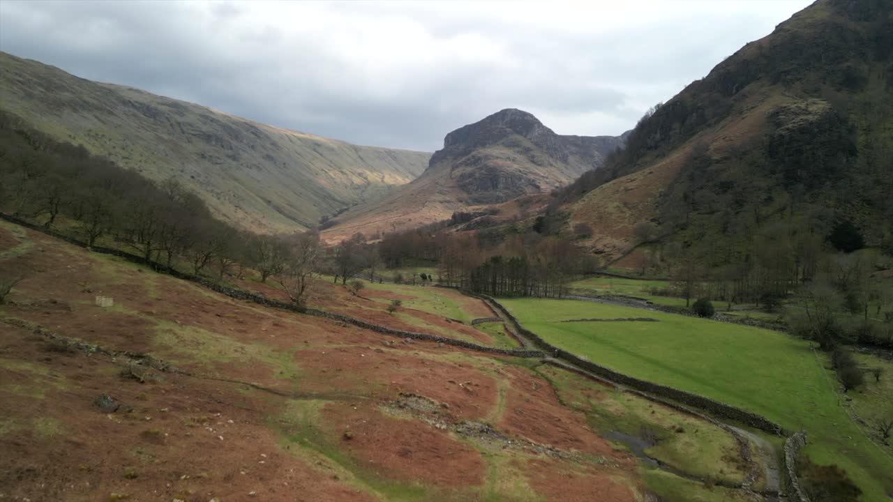 Veduta aerea su Borrowdale nel Parco Nazionale del Lake District inglese, montagne e valle
