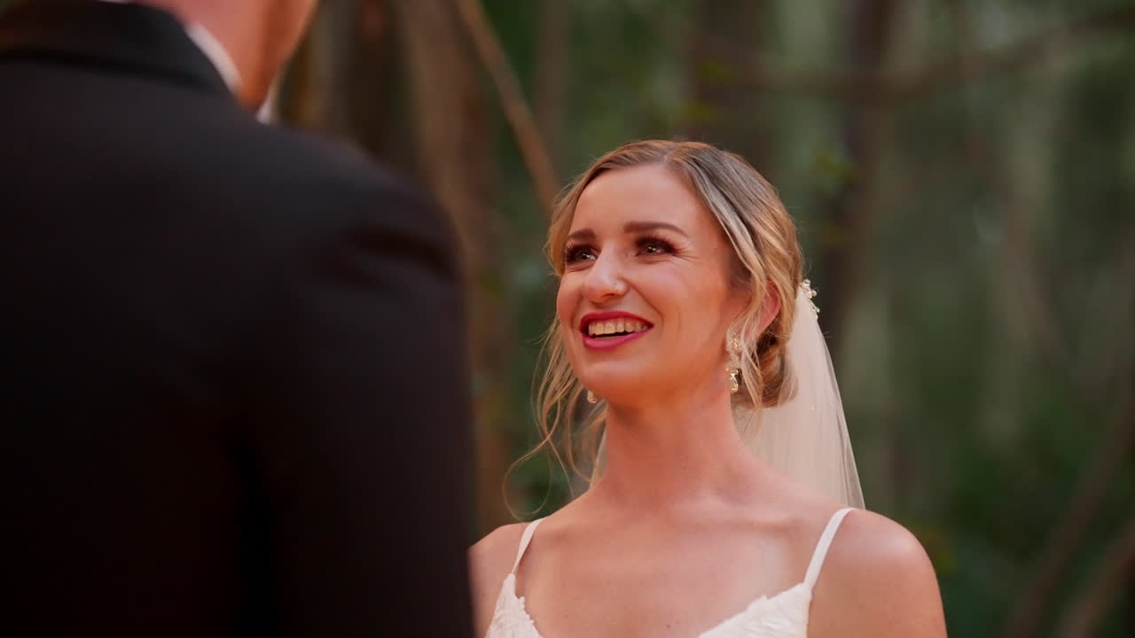 Smuk kaukasisk blond brud med slør smilende under udendørs bryllupsceremoni, 4K slowmotion