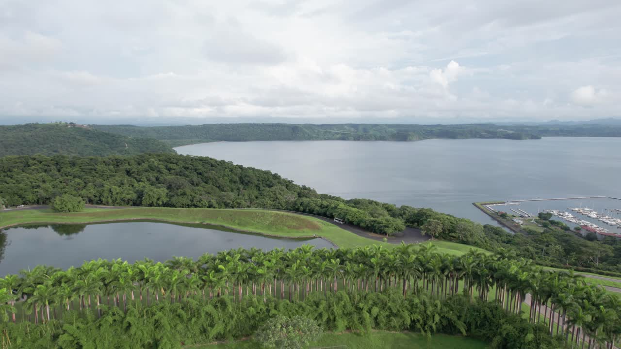 매력적인 파파가요 마리나는 코스타리카의 놀라운 자연의 아름다움을 보여줍니다.