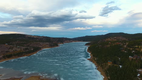 Schwenken-Von-Drohnenaufnahmen-Des-Barker-Wiesen-Reservoirs,-Das-In-Nederland,-Colorado,-Zugefroren-Ist