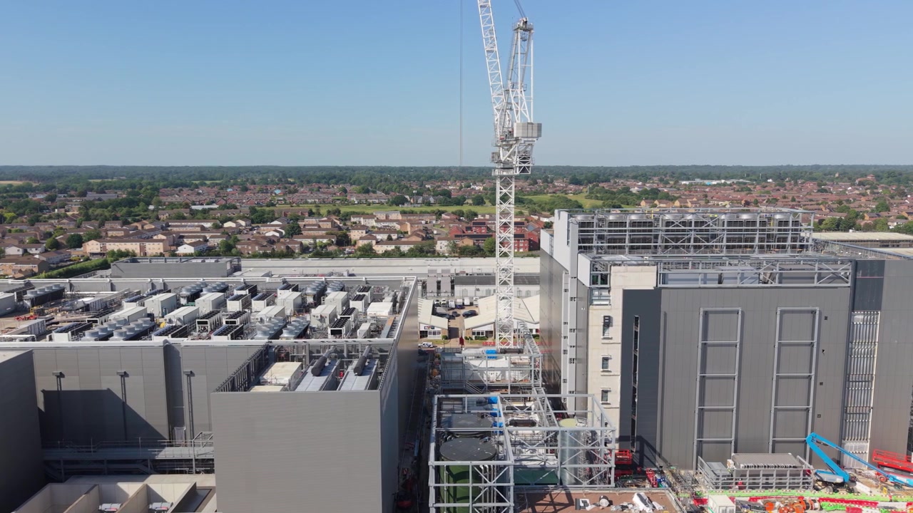 Avanzamento dei lavori di costruzione di un'enorme struttura di data center.