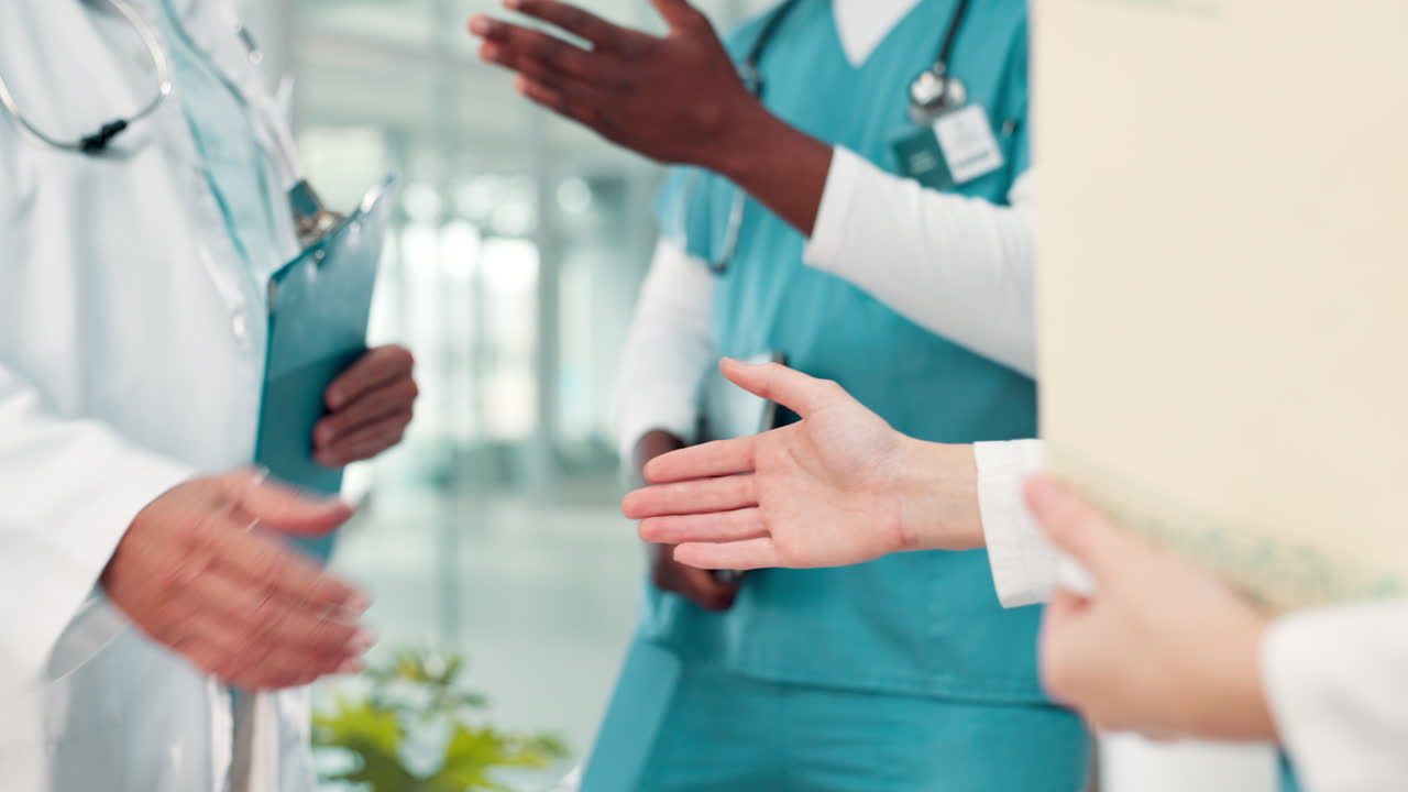 Medici che si stringono la mano in collaborazione