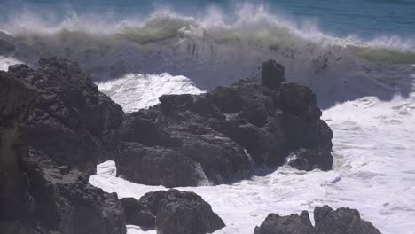 las olas del océano se estrellan en la costa durante una marejada ciclónica en el sur de california