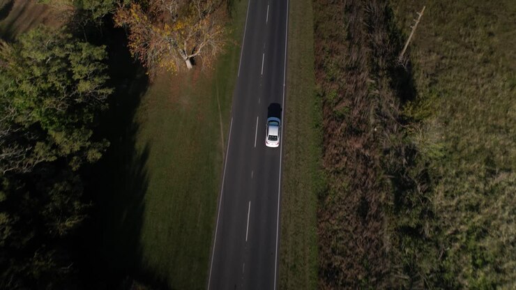 Ripresa aerea dall'alto con tracciamento di un'auto su una strada dritta, Argentina