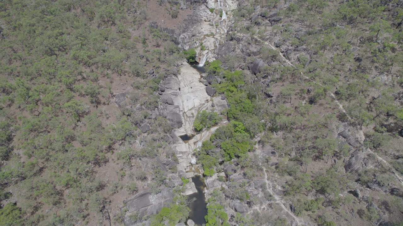 호주 마리바 근처의 열대우림과 화강암 바위를 흐르는 에메랄드 크릭 폭포