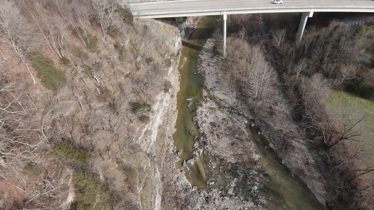 다리 아래 공중 드론 다이빙 4k fpv