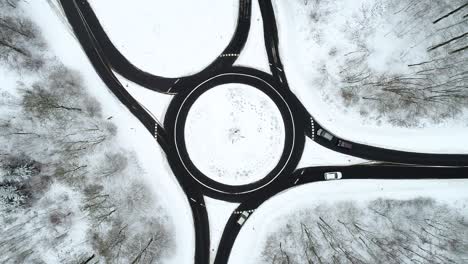 círculo de tráfico y paisaje cubierto de nieve - vista aérea