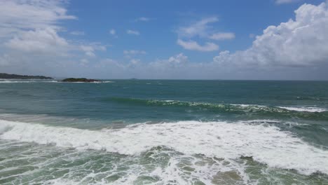 Surfer-Auf-Dem-Surfbrett-Surfen-Am-Strand-Von-Coffs-Harbour---Little-Muttonbird-Island-In-Sydney,-NSW,-Australien