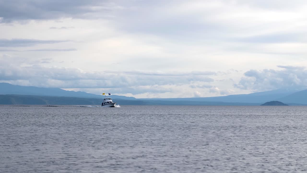 뉴질랜드 타우포 호수를 가로지르는 대형 보트의 아름다운 풍경 사진