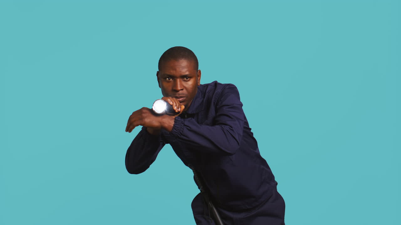 순찰 요원은 랜턴으로 안전한 환경을 유지하고 사람들을 발견합니다.