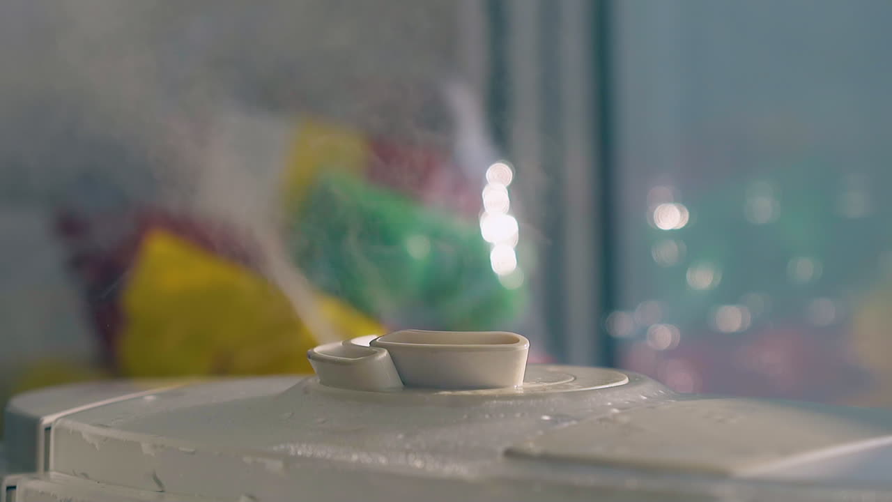 el ionizador de aire emite chorros de vapor para humidificar la atmósfera de la habitación