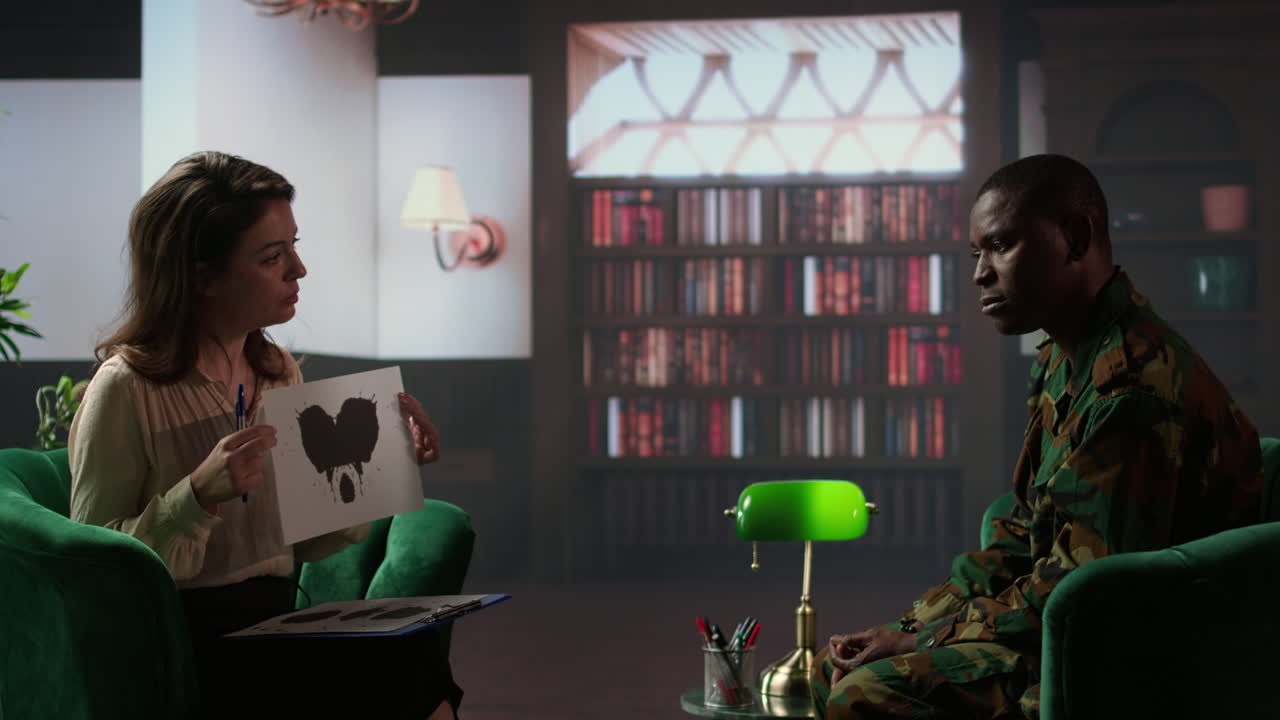 상담 전문가가 군인에게 rorschach inkblot 테스트를 제시합니다.