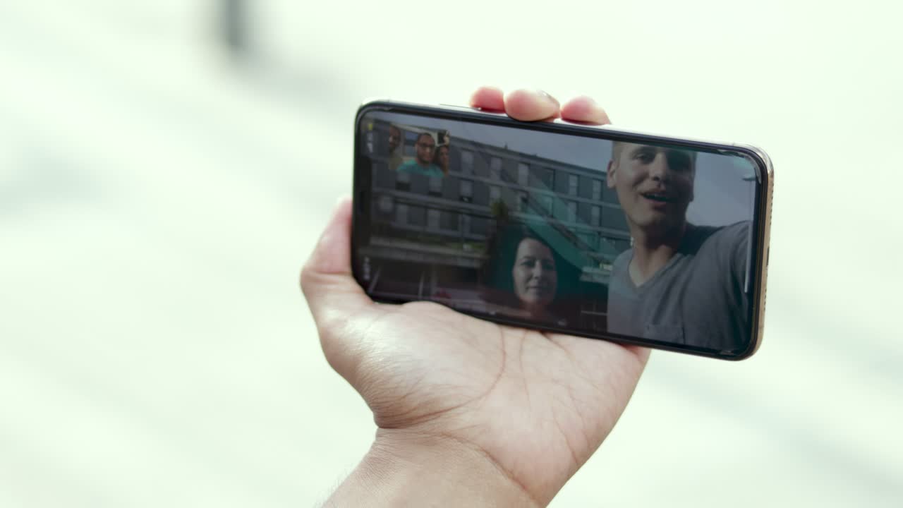 personas sonrientes durante el chat de video a través de un teléfono inteligente