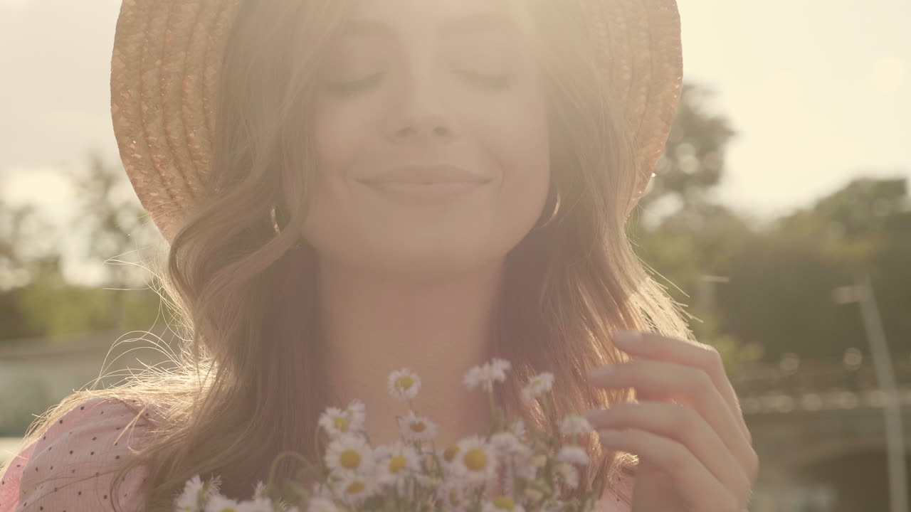 mujer con sombrero de paja con flores