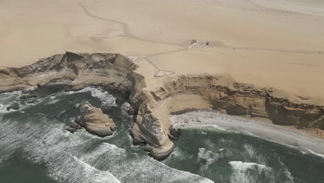 La-Inclinación-Aérea-Revela-Arena-Expansiva-Del-Desierto-De-Chala-En-La-Costa-Peruana