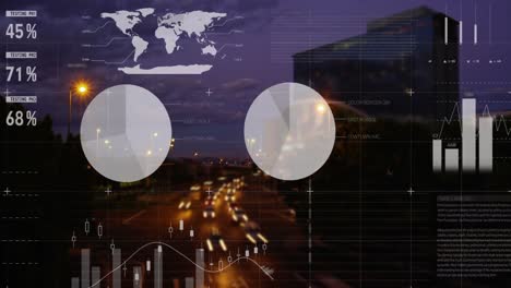 animación de la interfaz infográfica, lapso de tiempo de los vehículos en movimiento junto al edificio contra el cielo nublado