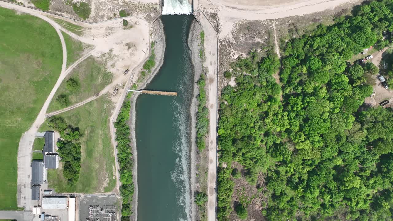 una vista de arriba hacia abajo sobre una instalación de generación de energía en un día soleado-1