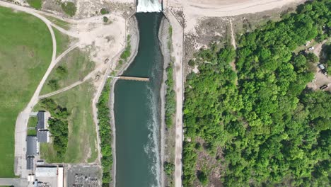 una vista de arriba hacia abajo sobre una instalación de generación de energía en un día soleado-1
