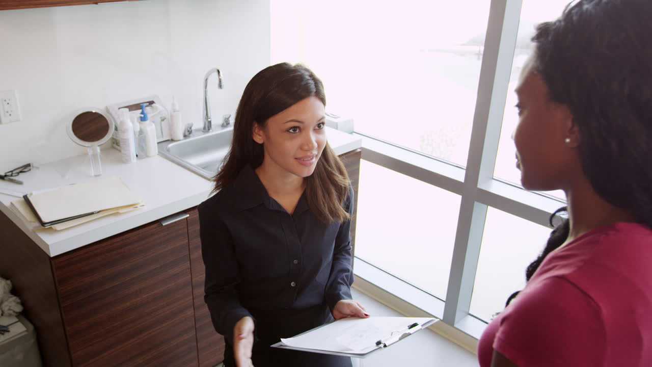 cirujano estético consulta con una paciente femenina disparada en r3d