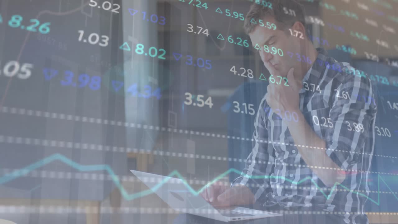 상거래 보드의 애니메이션과 초점 백인 남자가 사무실에서 노트북에서 일하는 그래프