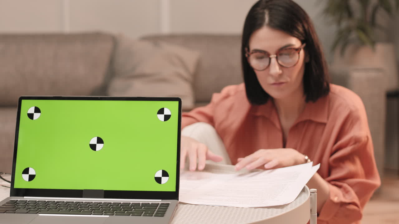 mujer borrosa en el fondo de la pantalla verde de la computadora