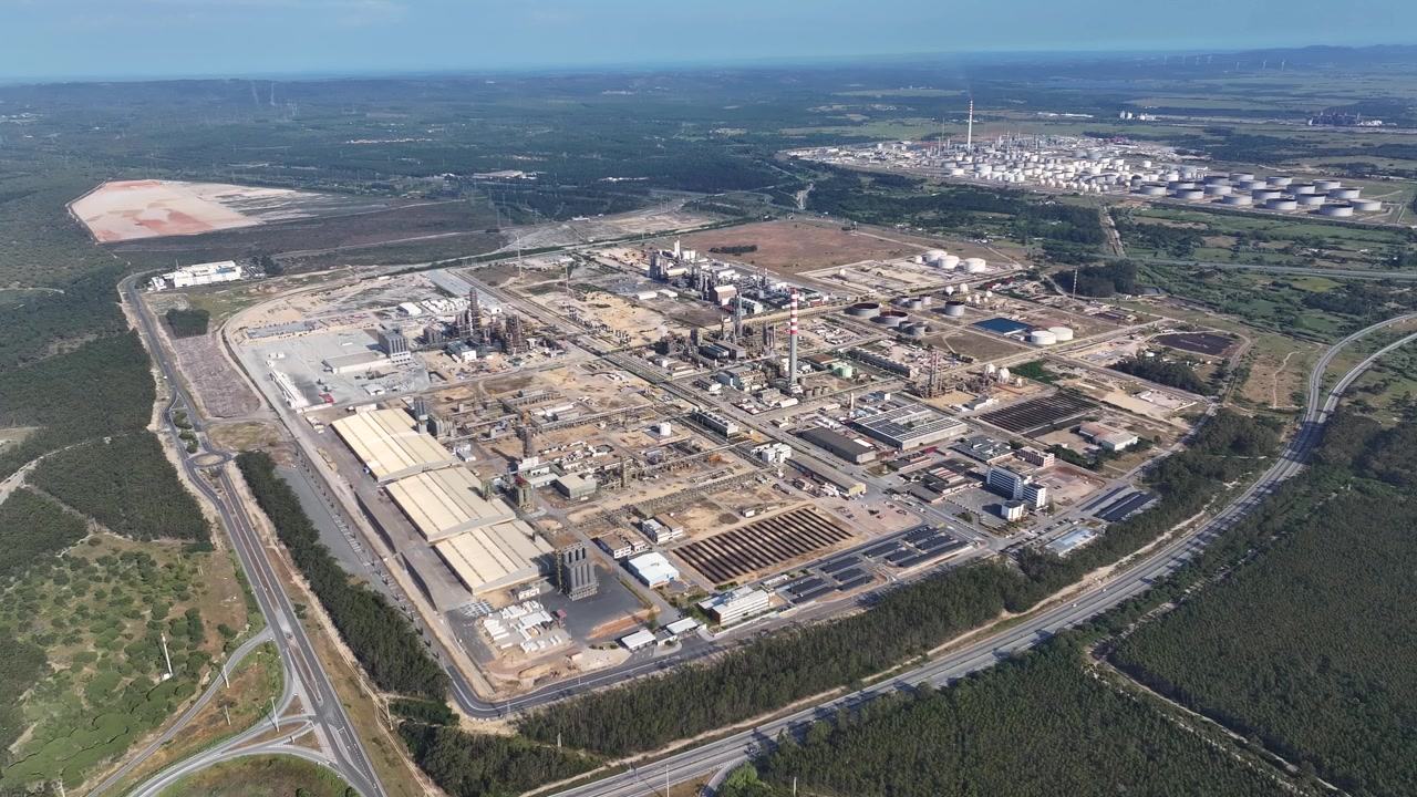 Un'imponente raffineria di petrolio trasforma il greggio in carburanti essenziali, supportando il mercato energetico globale. Scopri l'intricata infrastruttura che fa progredire l'industria energetica e garantisce la fornitura.