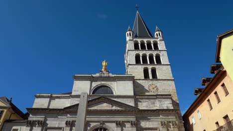 la iglesia de notre-dame-de-liesse, en la fachada de annecy, es un buen ejemplo de la arquitectura neoclásica sarda que se desarrolló entre 1830 y 1850 en los terrenos del savoyard.