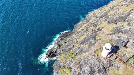 Lugares-épicos-De-Irlanda,-Belleza-Remota,-Encaramado-En-Lo-Alto-Del-Borde-De-La-Península-De-Sheep&#39;s-Head,-Faro-En-La-Entrada-De-La-Bahía-De-Bantry,-Camino-Atlántico-Salvaje