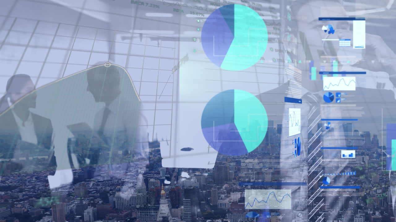 animación del procesamiento de datos financieros en un grupo de diversos empresarios en la oficina