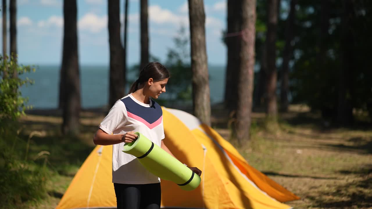 요가 매트 를 가진 캠핑 소녀