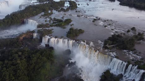 Wassermassen-Fallen-An-Der-Grenze-Zwischen-Brasilien-Und-Argentinien