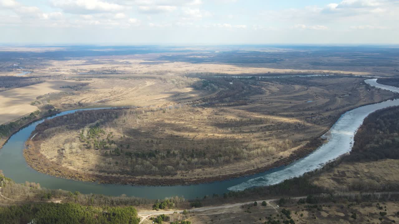 vista de avión no tripulado en el deshielo de primavera y el río desna en ucrania. vista de pájaro del río en hielo a principios de primavera y cielo con nubes blancas.